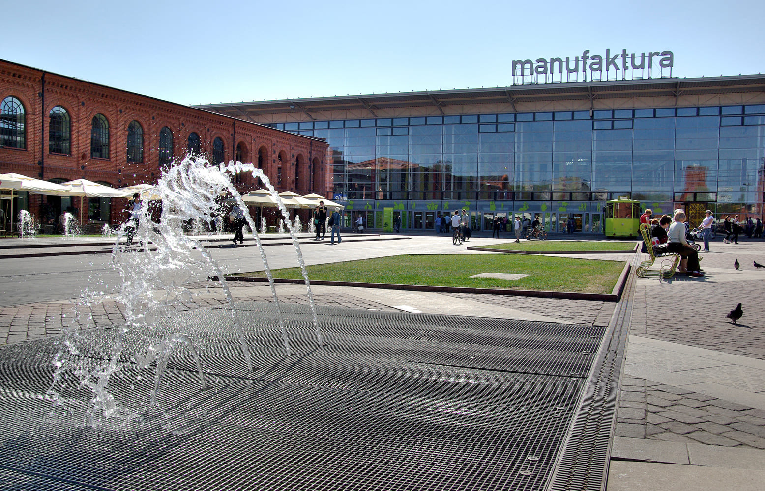 Manufaktura (Мануфактура) - это центр искусств, торговый центр и развлекательный комплекс в Лодзи, Польша.